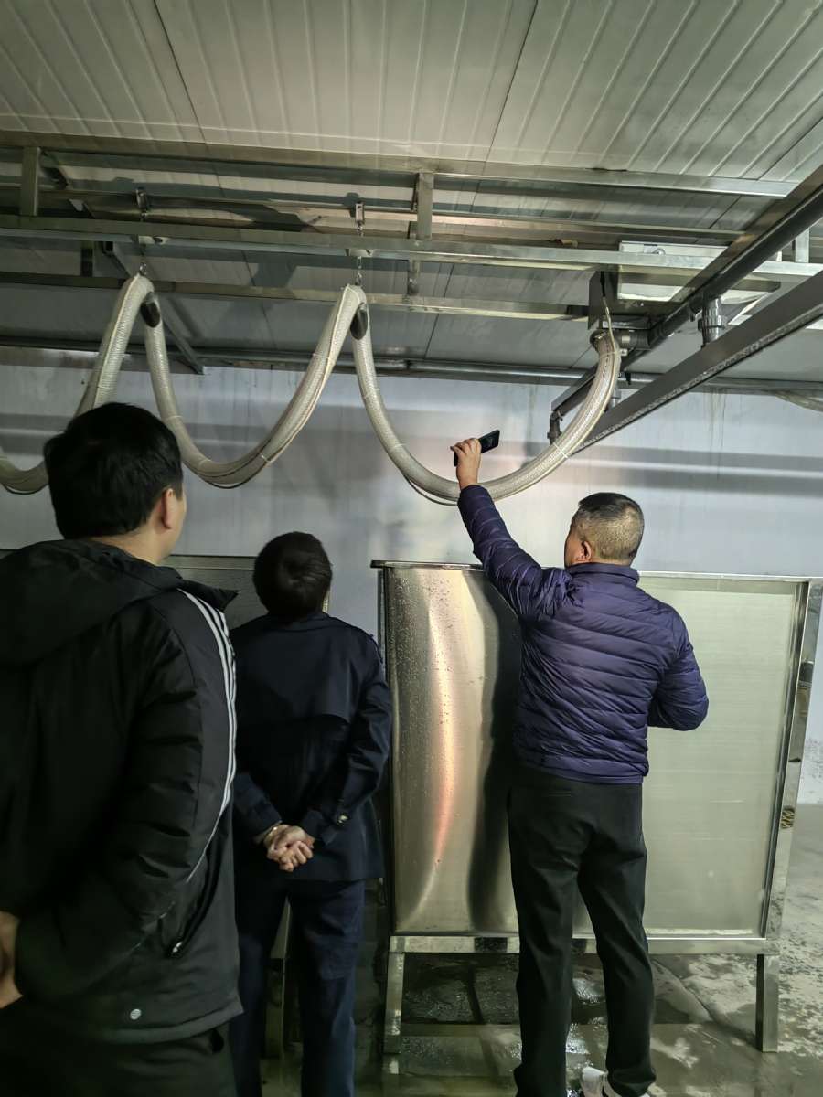 客戶(hù)來(lái)廠(chǎng)學(xué)習(xí)豆芽淋水線(xiàn)如何操作——迪生機(jī)械